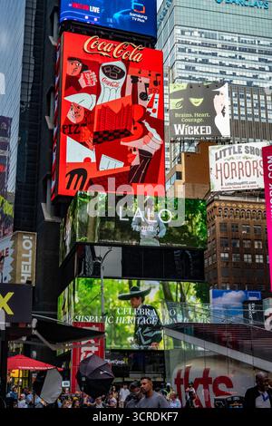 Der Times Square ist hell mit elektronischen Reklametafeln beleuchtet, 2025, New York City, USA Stockfoto