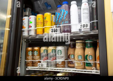 Los Angeles, Kalifornien, Vereinigte Staaten - 22.07.2020: Eine Ansicht mehrerer Sorten populärer Energy Drink Marken, die in einem kommerziellen Getränkekühlschrank zu sehen sind. Stockfoto