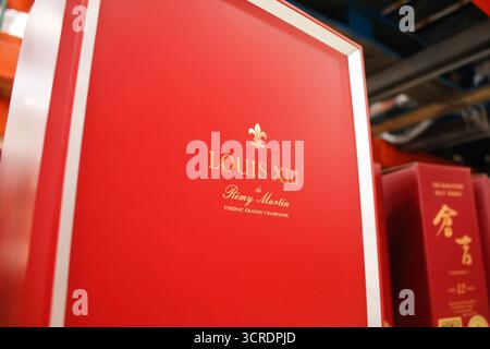 Los Angeles, Kalifornien, USA - 22.07.2020: Blick auf eine Schnapsdose für Louis XIII de Remy Martin, ausgestellt in einem örtlichen Großhandelsgeschäft. Stockfoto