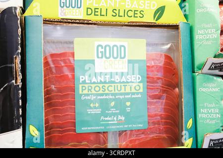 Los Angeles, Kalifornien, USA - 22.07.2020: Ein Blick auf ein Paket guten und grünen Pflanzenschinken im Laden. Stockfoto