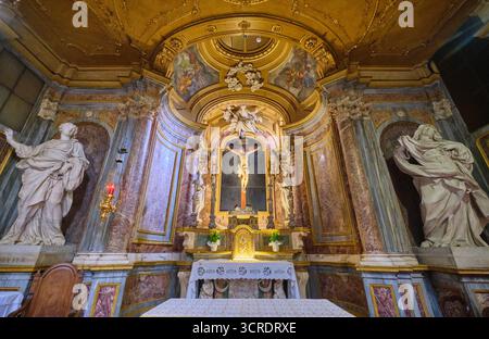 Altar, großer Jesus auf dem Kreuz Statue. In der Kathedrale des Heiligen Johannes des Täufers, Heimat des Grabtuchs Jesus Christus von Turin. In Turin, Turin, Italien. Stockfoto