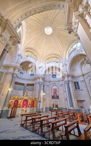 Blick auf Gang, Schiff, Altar. Das Innere der griechischen Kirche St. Michael Erzengel. In Turin, Turin, Italien. Stockfoto