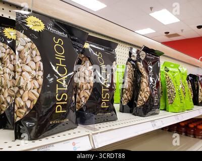 Los Angeles, Kalifornien, USA - 22.07.2020: Ein Blick auf mehrere Taschen wunderbarer Pistazien, die in einem örtlichen Lebensmittelgeschäft ausgestellt werden. Stockfoto
