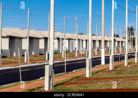 Ansicht der standardisierten Häuser des Minha Casa Minha Vida Programms des Bundesstaates Sao Paulo, Brasilien Stockfoto