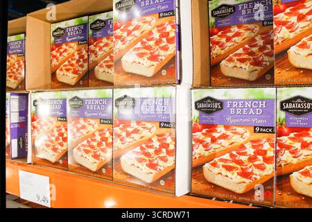 Los Angeles, Kalifornien, USA - 01.09.2020: Ein Blick auf mehrere Pakete von Sabatassos French Bread Pepperoni Pizza im Laden. Stockfoto