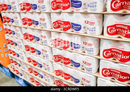 Los Angeles, Kalifornien, USA - 01.09.2020: Eine Ansicht mehrerer Fälle von Carnation-Verdunstungsmilch im Laden. Stockfoto