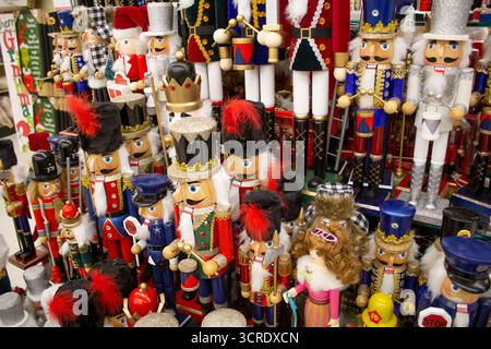 Los Angeles, Kalifornien, USA - 01.09.2020: Ein Blick auf mehrere hölzerne Weihnachtsnussknacker-Soldaten im Laden. Stockfoto
