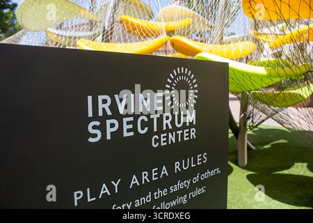Irvine, Kalifornien, Vereinigte Staaten - 01.09.2020: Eine Ansicht des Spielplatzschilds, gesehen am Irvine Spectrum. Stockfoto