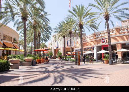 Irvine, Kalifornien, USA - 09-01-2020: Blick auf einen plaza-Bereich im Irvine Spectrum mit Dave und Busters Arkade. Stockfoto
