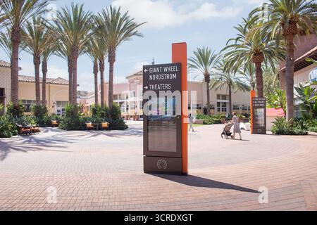 Irvine, Kalifornien, USA - 09.01.2020: Ein Blick auf einen Ladenbuchkiosk mitten auf einem plaza-Bereich, gesehen am Irvine Spectrum. Stockfoto