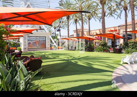 Irvine, Kalifornien, USA - 09.01.2020: Ein Blick auf einen leeren Rasenbereich vor der Riesenrad-Riesenradfahrt am Irvine Spectrum. Stockfoto