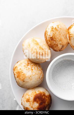 Blick von oben auf Masa, Blick von oben auf das Essen vom nördlichen nigeria Masa Reis Kuchen Stockfoto
