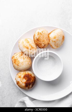 Blick von oben auf Masa, Blick von oben auf das Essen vom nördlichen nigeria Masa Reis Kuchen Stockfoto