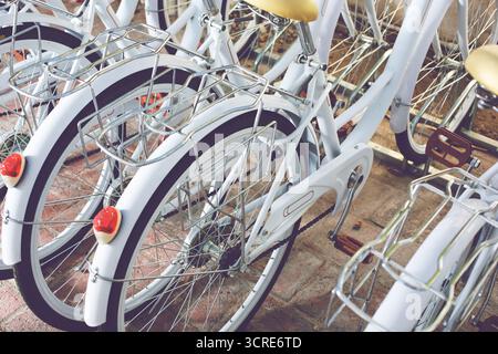 Blick auf eine Reihe von Retro-Fahrrädern. Stockfoto