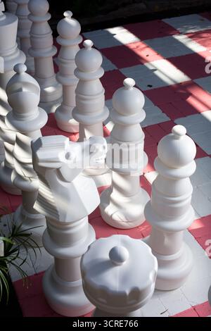 Ein Blick auf Teile eines riesigen Schachbrettspiels. Stockfoto