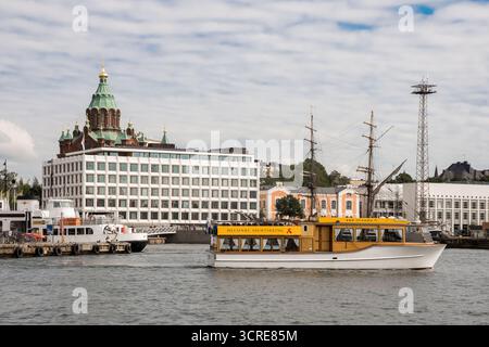 Helsinki, Finnland - 02. September 2014 - Helsinki-Sightseeing-Boot im Hafen mit uspenski-Kathedrale und Gebäuden am Wasser. Stockfoto
