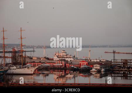 Odessa, Ukraine - 07. Januar 2014 - Hafenszene mit Segelschiffen und Booten an ruhiger Uferpromenade. Stockfoto