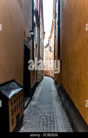 Stockholm, Schweden - 22. September 2014 - enge Kopfsteinpflasterallee zwischen historischen Gebäuden in der Altstadt. Stockfoto
