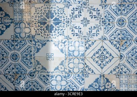 Ein Blick auf antike, mediterrane Fliesen im Retro-Stil als Hintergrund. Stockfoto