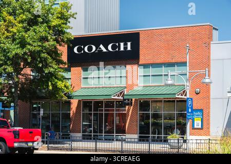 Atlantic City, NJ - 26. August 2025: Coach Outlet bietet authentische Luxusgüter, hauptsächlich Handtaschen und Accessoires, zu ermäßigten Preisen, darunter styl Stockfoto