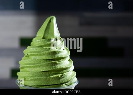 Eine Nahaufnahme des gefrorenen Joghurts von Matcha. Stockfoto