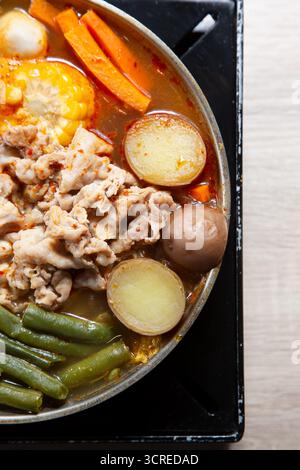 Ein Blick von oben auf ein taiwanesisches Hauptgericht mit heißen Töpfen. Stockfoto