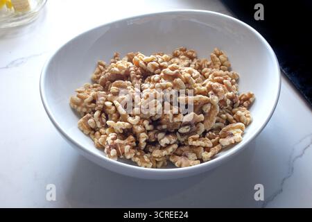 Ein Blick auf eine Schüssel Walnüsse. Stockfoto