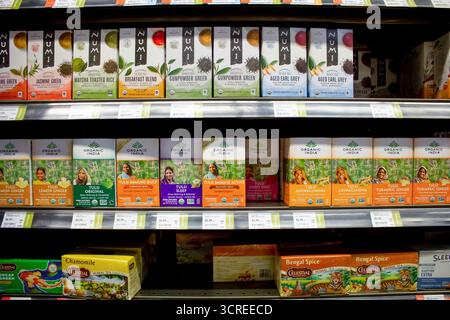 Los Angeles, Kalifornien, USA - 01-01-2025: Eine Ansicht mehrerer Packungen von Bio-Indischen Kräutertees im Laden. Stockfoto