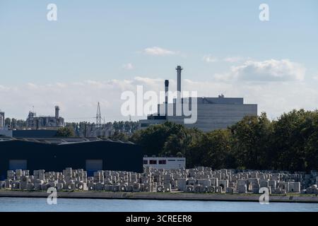 Marlux-Lagerstätte für Betonprodukte entlang des Albert-Kanals mit Abfallverbrennungsanlage im Hintergrund in Tessenderlo-Ham, Limburg, Belgien Stockfoto