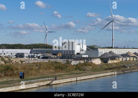 B-Mix Beton Produktionsanlage mit Silos und Windturbinen entlang des Kanals in Tessenderlo, Tessnederlo-Ham, Limburg, Belgien Stockfoto