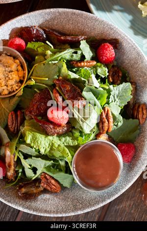 Ein Blick von oben auf einen Frühlingskohl-Salat. Stockfoto