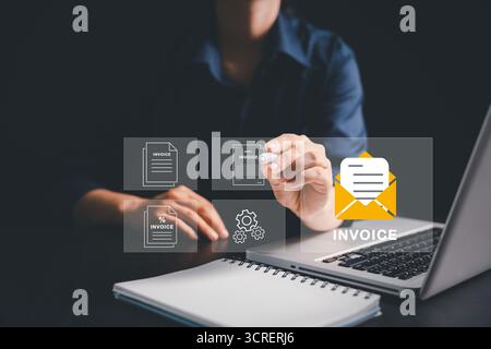 Geschäftsfrau verwendet Laptop für die Verwaltung digitaler Rechnungen, elektronischer Kontoauszüge auf virtuellem Bildschirm, Konzept-E-Invoice, Online-Rechnungsverarbeitung und digitaler Re Stockfoto