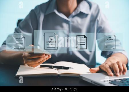 Geschäftsfrau verwaltet elektronische Kontoauszüge, digitale Belege auf virtuellem Bildschirm und nutzt dabei das Konzept von e-Invoice, digitaler Abrechnung und Online-Rechnungsabwicklung Stockfoto