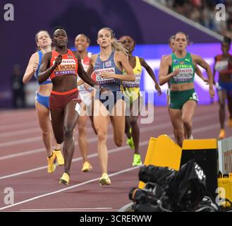 Mary Moraa aus Kenia und Georgia Hunter-Bell aus Großbritannien und NI traten im 800-m-Halbfinale der Frauen bei der Leichtathletik-Weltmeisterschaft Tokio an Stockfoto