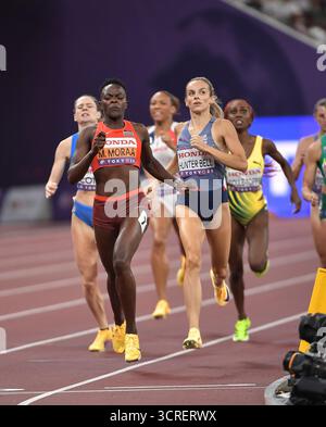 Mary Moraa aus Kenia und Georgia Hunter-Bell aus Großbritannien und NI traten im 800-m-Halbfinale der Frauen bei der Leichtathletik-Weltmeisterschaft Tokio an Stockfoto