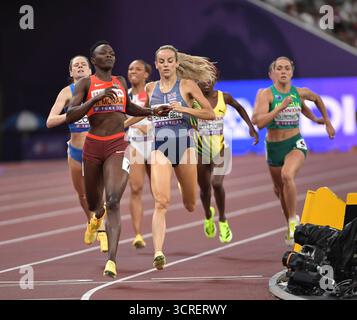 Mary Moraa aus Kenia und Georgia Hunter-Bell aus Großbritannien und NI traten im 800-m-Halbfinale der Frauen bei der Leichtathletik-Weltmeisterschaft Tokio an Stockfoto