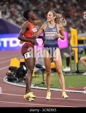 Mary Moraa aus Kenia und Georgia Hunter-Bell aus Großbritannien und NI traten im 800-m-Halbfinale der Frauen bei der Leichtathletik-Weltmeisterschaft Tokio an Stockfoto