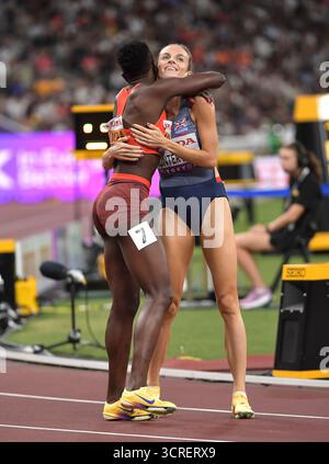 Mary Moraa aus Kenia und Georgia Hunter-Bell aus Großbritannien und NI traten im 800-m-Halbfinale der Frauen bei der Leichtathletik-Weltmeisterschaft Tokio an Stockfoto