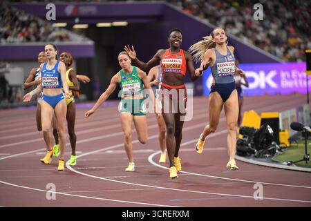 Mary Moraa aus Kenia und Georgia Hunter-Bell aus Großbritannien und NI traten im 800-m-Halbfinale der Frauen bei der Leichtathletik-Weltmeisterschaft Tokio an Stockfoto