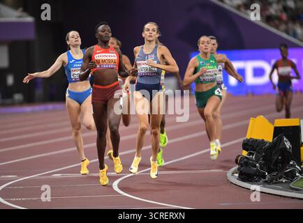 Mary Moraa aus Kenia und Georgia Hunter-Bell aus Großbritannien und NI traten im 800-m-Halbfinale der Frauen bei der Leichtathletik-Weltmeisterschaft Tokio an Stockfoto