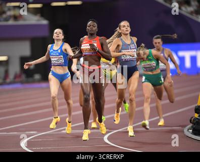 Mary Moraa aus Kenia und Georgia Hunter-Bell aus Großbritannien und NI traten im 800-m-Halbfinale der Frauen bei der Leichtathletik-Weltmeisterschaft Tokio an Stockfoto