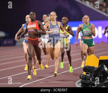 Mary Moraa aus Kenia und Georgia Hunter-Bell aus Großbritannien und NI traten im 800-m-Halbfinale der Frauen bei der Leichtathletik-Weltmeisterschaft Tokio an Stockfoto