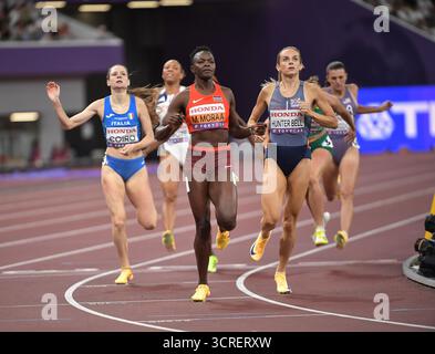 Mary Moraa aus Kenia und Georgia Hunter-Bell aus Großbritannien und NI traten im 800-m-Halbfinale der Frauen bei der Leichtathletik-Weltmeisterschaft Tokio an Stockfoto