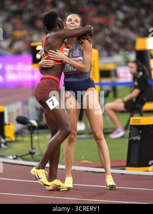 Mary Moraa aus Kenia und Georgia Hunter-Bell aus Großbritannien und NI traten im 800-m-Halbfinale der Frauen bei der Leichtathletik-Weltmeisterschaft Tokio an Stockfoto