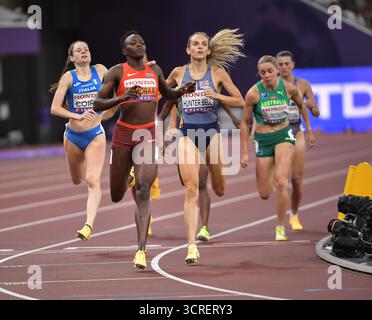 Mary Moraa aus Kenia und Georgia Hunter-Bell aus Großbritannien und NI traten im 800-m-Halbfinale der Frauen bei der Leichtathletik-Weltmeisterschaft Tokio an Stockfoto