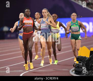 Mary Moraa aus Kenia und Georgia Hunter-Bell aus Großbritannien und NI traten im 800-m-Halbfinale der Frauen bei der Leichtathletik-Weltmeisterschaft Tokio an Stockfoto