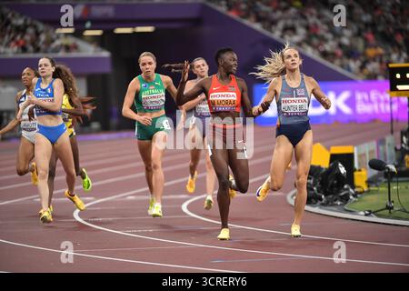 Mary Moraa aus Kenia und Georgia Hunter-Bell aus Großbritannien und NI traten im 800-m-Halbfinale der Frauen bei der Leichtathletik-Weltmeisterschaft Tokio an Stockfoto