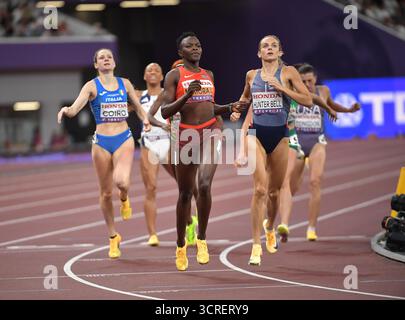 Mary Moraa aus Kenia und Georgia Hunter-Bell aus Großbritannien und NI traten im 800-m-Halbfinale der Frauen bei der Leichtathletik-Weltmeisterschaft Tokio an Stockfoto