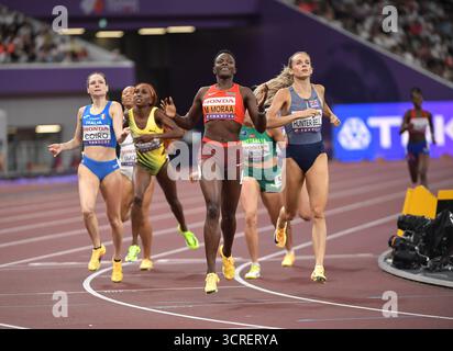 Mary Moraa aus Kenia und Georgia Hunter-Bell aus Großbritannien und NI traten im 800-m-Halbfinale der Frauen bei der Leichtathletik-Weltmeisterschaft Tokio an Stockfoto