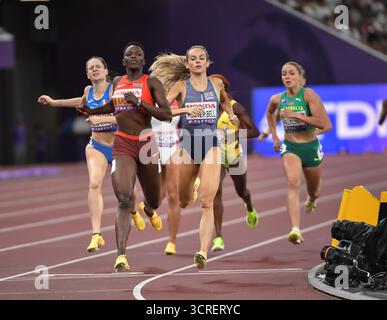 Mary Moraa aus Kenia und Georgia Hunter-Bell aus Großbritannien und NI traten im 800-m-Halbfinale der Frauen bei der Leichtathletik-Weltmeisterschaft Tokio an Stockfoto